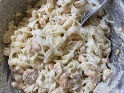 Noodles de arroz con Nata, salmón y gambas